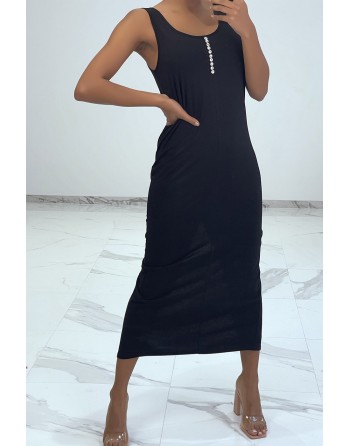 Longue robe noire fluide avec bouton sur l'avant et fente à l'arrière
