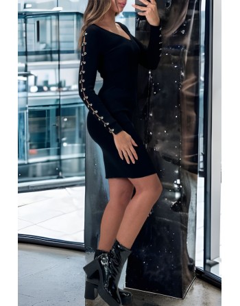 Belle robe pull noir en maille épaisse et extensible avec accessoire aux manches  - 2