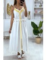 Longue robe blanche avec broderie jaune et pompon - 1