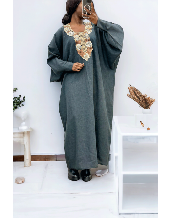 Abaya anthracite avec une jolie coupe ample et de la broderie à l'avant  - 5