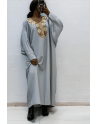 Abaya grise avec une jolie coupe ample et de la broderie à l'avant  - 2