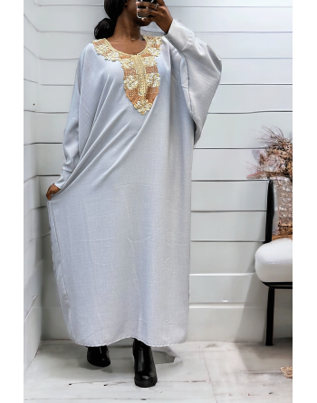 Abaya grise avec une jolie coupe ample et de la broderie à l'avant  - 3