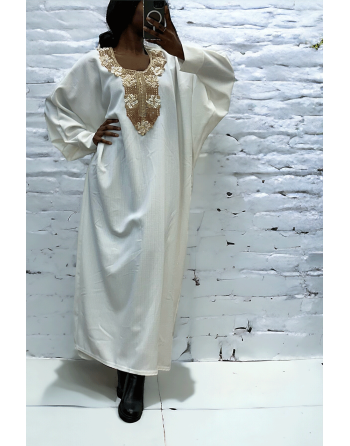 Abaya blanche avec une jolie coupe ample et de la broderie à l'avant  - 2