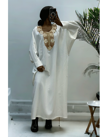 Abaya blanche avec une jolie coupe ample et de la broderie à l'avant  - 3