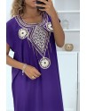 Robe djellaba violet très agréable à porter avec joli motif brodé au col ornée de strass - 2