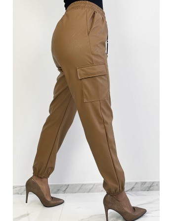 Pantalon cargo camel en simili avec poches - 3