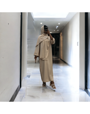 Robe abaya couleur beige en soie de medine avec foulard  intégré  - 1